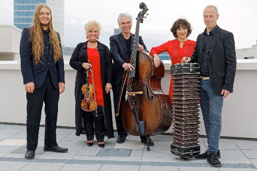 Das Munich Tango Ensemble Cuarteto Típico tritt am Samstag,  8. Juli, zusammen mit der argentinischen  Sängerin Sandra Nahabian (Zweite von rechts) im   Kreuzgang des Alpirsbacher Klosters  auf.  Fotos: Veranstalter Foto: Schwarzwälder-Bote