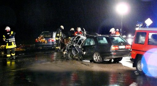 13. Februar 2014: Vorfahrtsverletzung zwischen Geislingen und Rosenfeld. Ein 65-jähriger Mann aus dem Zollernalbkreis  stirbt noch am Unfallort, ein 40-Jähriger aus dem Raum Augsburg  wird schwer verletzt. Foto: Schnurr