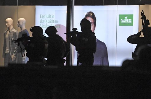 Polizisten der spezialisierten Einheit WEGA gehen während des Terroranschlags in Wien im November 2020 gegen den Attentäter vor: Lage nach neun Minuten Lage. Foto: dpa/Roland Schlager