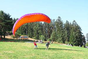Schüler der Heinrich-Schickhardt-Schule versuchten sich im Gleitschirmfliegen. Foto: Spallek Foto: Schwarzwälder-Bote