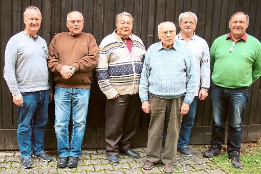 Für 45 Jahre Mitgliedschaft wurden Rainer Fidaschek (von links), Walter Buchmann, Jürgen Brösamle, Rudolf Buchmann Lothar Graf und Karl Fidaschek geehrt. Foto: Tischbein Foto: Schwarzwälder-Bote