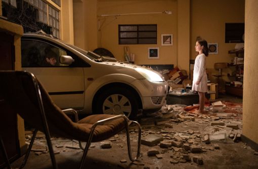 Die kleine Francesca (Chiara Abalsamo) steht im Büro ihres Vaters, das Andrea (Alessandro Sperduti) verwüstet hat. Foto: Sacher Film/Alberto Novelli
