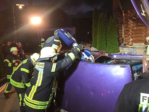 Aus einem umgestürzten Wagen musste die Feuerwehr bei einer Übung drei Menschen befreien. Foto: FW Talheim Foto: Schwarzwälder-Bote