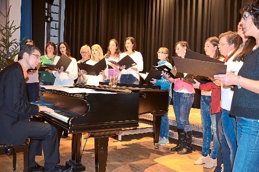 Der neue Frauenchor begeisterte die Zuhörer in der Althengstetter Festhalle mit lebendig vorgetragenen Liedern in englischer Sprache.  Foto: Bausch Foto: Schwarzwälder-Bote