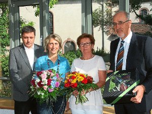 Blumen für die neue  und alte vhs-Außenstellenleiterin (von links): Sebastian Plüer begrüßte  Anja Steinhülber  und dankte ihrer Vorgängerin Heidi Hagmann für deren Engagement. Hartmut Mayer überreichte außerdem ein Abschiedsgeschenk.  Foto: Selent-Witowski Foto: Schwarzwälder-Bote