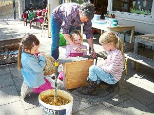 Gehämmert und gerührt: Die Sprösslinge des Benzinger Kindergartens haben Wohnungen für Bienen geschaffen. Foto: Froemel Foto: Schwarzwälder-Bote