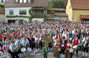 Mehr als 800 Blasmusiker beteiligten sich am Massenchor auf dem Gündringer Dorfplatz. Foto: Priestersbach