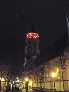Ein Leuchtturm mitten in der Stadt: Die Turmwächterstube der Stadtkirche wird  in Rot und Weiß angestrahlt.  Foto: Schnurr Foto: Schwarzwälder-Bote