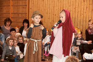 Das Krippenspiel der Kinder der Bondelbach-Kindertagesstätte in Überauchen stimmte auf das Weihnachtsfest ein.  Foto: Schwörer Foto: Schwarzwälder-Bote