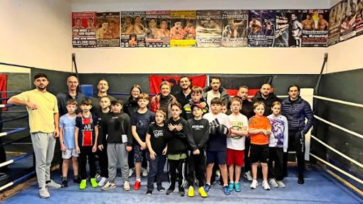 Profi-Boxer Ardian Krasniqi (Mitte, hinten) zeigte den Kindern seinen Trainingsplatz. Foto: Bürgerstiftung