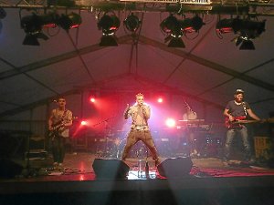 Die Mannheimer Hip-Hop-Band Tonomat 3000 traf bei ihrem Auftritt beim Abifest im Gewerbepark Sulzhau mit ihren selbst geschriebenen Songs den Nerv des Publikums.  Foto: Längle