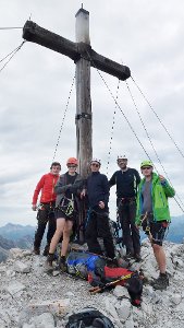 Auf dem höchsten Punkt des Arlberger Klettersteigs, die Weißschrofenspitze (2752 Meter, von links) stehen die DAV-Mitglieder Johannes Müller, Jonas Orawetz, Oskar Müller, Günter Orawetz und Andreas Orawetz. Foto: DAV Foto: Schwarzwälder-Bote