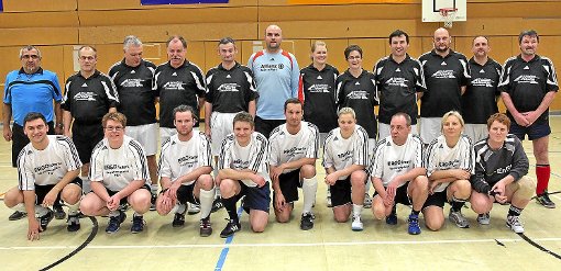 Das Team der Sportgemeinschaft Dornstetten (kniend) entschied das Einlagespiel gegen Stadträte und Stadtverwaltung mit 3:1 für sich. Foto: Ade Foto: Schwarzwälder-Bote