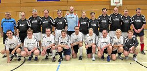 Das Team der Sportgemeinschaft Dornstetten (kniend) entschied das Einlagespiel gegen Stadträte und Stadtverwaltung mit 3:1 für sich. Foto: Ade Foto: Schwarzwälder-Bote