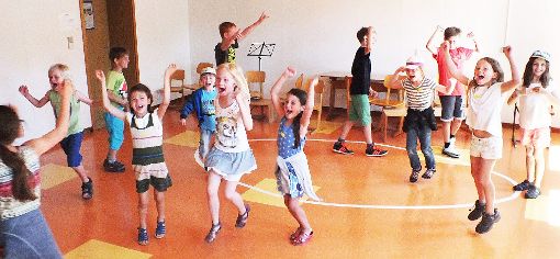 Wenn auch nur gespielt: Die Schüler der Schauspielgruppe lassen ihrer Freude über einen baldigen Europapark-Besuch freien Lauf. Foto: Zahner Foto: Schwarzwälder-Bote