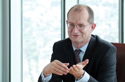 Die Commerzbank will bis 2016 eine Million Kunden dazugewinnen. „Wir sind auf einem guten Weg“, sagt Privatkunden-Vorstand Martin Zielke. Foto: Thomas Klewar/Commerzbank