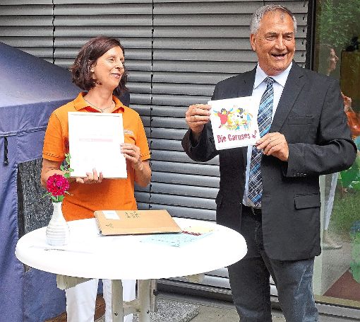 Felix-Leiterin Ingrid Schlenker freut sich über die von Wolfgang Dennecke mitgebrachte Auszeichnung der Kindertagesstätte mit der Carusos-Plakette.  Foto: Bombardi Foto: Schwarzwälder-Bote