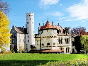 Das Schloss Lichtenstein bei Honau wird auch als Märchenschloss bezeichnet. Es ist eines der Ziele bei der Tagesfahrt des Rosenfelder Fremdenverkehrsvereins.  Foto: Archiv Foto: Schwarzwälder-Bote