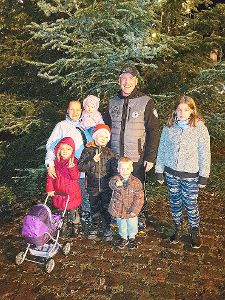Die siebenköpfige Familie Kais am Weihnachtsbaum bei der Stadtkirche: Für sie ging ein großer Wunsch in Erfüllung.  Foto: Privat Foto: Schwarzwälder-Bote