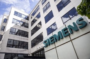 Der Elektrokonzern Siemens steht kurz vor einer Entscheidung über ein mögliches Angebot für den französischen Alstom-Konzern. Foto: dpa