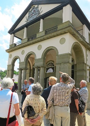 Der Portikus am Eingang zum Dätzinger Schloss wurde von Hofarchitekt Thouret geplant und 1912 angebaut. Einst soll dieser Balkon der Lieblingsplatz des Königs gewesen sein. Foto: Schabert Foto: Schwarzwälder-Bote