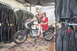 Alexander Bodamer und Daniela Talmon in ihrem kleinen Rennwesten-Show-Room in Nagold. Foto: Orth