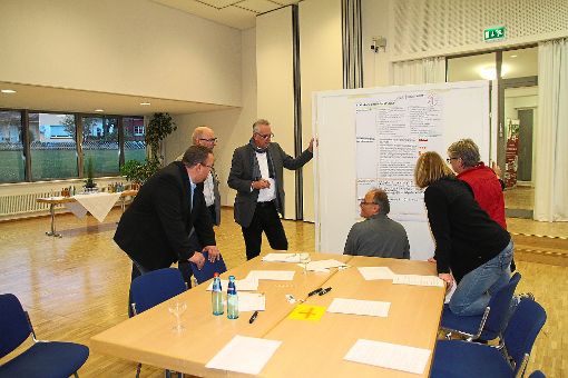 Die Besucher diskutieren eifrig Themen die Königsfeld in eine erfolgreiche Zukunft bringen sollen. Foto: Hübner Foto: Schwarzwälder-Bote
