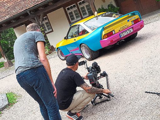 Der Manta von Tobias Sabo wird vom Kameramann für die SWR-Sendung Auto-Ikonen: Opel Manta von allen Seiten gefilmt.  Foto: Sabo