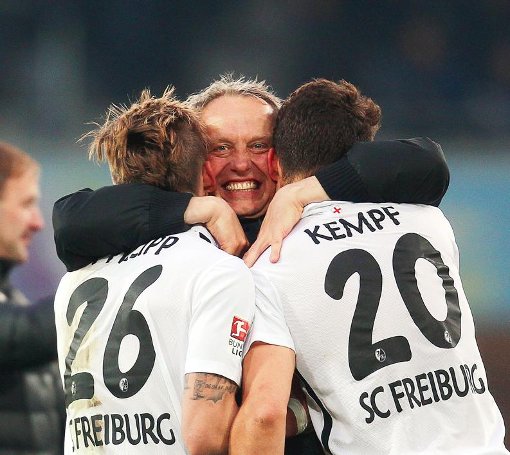 Christian Streich hat allen Grund zur Freude: Der Freiburger Trainer spielt mit seiner Mannschaft nächste Saison wieder in der Bundesliga. Foto: von Erichsen