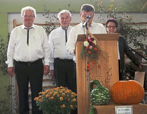 Hans Stollsteimer und Albert Raible (von links) wurden beim Herbstfest  geehrt. Foto: MGV Foto: Schwarzwälder-Bote