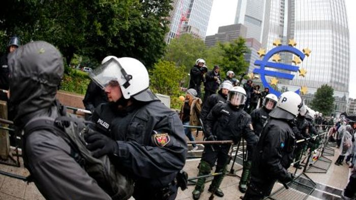 Blockupy-Bündnis trägt Protest vor Europäische Zentralbank 