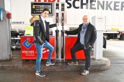 Zwei Wochen lang war der 18-jährige Karam Nasri (links) bei  der Tankstelle Günther beschäftigt –  begleitet und unterstützt hat ihn Firmenchef Harald Günther.  Foto: Röckelein