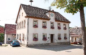 Das alte Rathaus in der  Imnauer Ortsmitte  soll nach einstimmigen Beschluss des Ortschaftsrates zusammen mit dem früheren Molkereigebäude (rechts) zum Verkauf angeboten werden. Foto: Haid Foto: Schwarzwälder-Bote