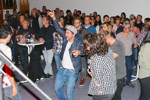 Das Publikum feiert mit den Bands das erste Rock in Concert in Fürstenberg. Fotos: Bombardi Foto: Schwarzwälder-Bote