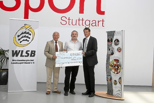 Scheckübergabe in Stuttgart (von links): Rolf Schmid, Hendrik Rohm und Klaus Tappeser. Foto: Müller