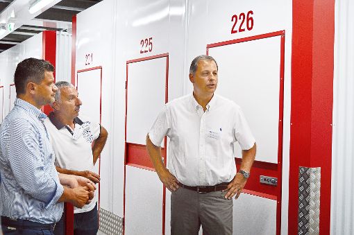 Oliver Hauer (rechts) zeigt seinen Gästen die Self-Storage-Lager der Firma Jüngling Möbel Transport + Spedition.  Foto: Cools Foto: Schwarzwälder-Bote