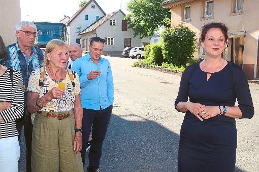 Ortsvorsteherin Anja Keller (rechts) begrüßt die Teilnehmer der Kunstrundfahrt am Rathaus in Tannheim.  Foto: Schimkat