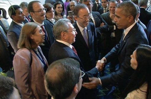 Historischer Handschlag: US-Präsident Barack Obama (rechts) und Kubas Staatschef Raúl Castro Foto: dpa/PANAMA PRESIDENCY