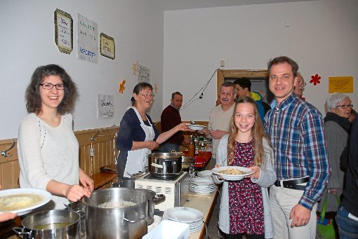 Bei der solidarischen Fastensuppe am Sonntag im alten Schulhaus in Schnellingen ließen sich auch viele jungen Leute die leckeren Suppen schmecken.  Foto: Becker Foto: Schwarzwälder-Bote