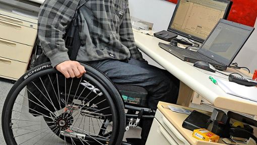 Unternehmen mit mindestens 20 Mitarbeitern sind dazu verpflichtet schwerbehinderte Menschen zu beschäftigen. Ansonsten müssen die Arbeitgeber monatliche Ausgleichsabgaben zahlen. (Symbolbild) Foto: dpa/Stefan Puchner