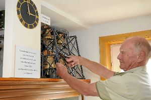 Ernst Grießhaber kontrolliert am neuen Glockenstuhl den Stundenschlag.  Foto: Heimathaus Foto: Schwarzwälder-Bote