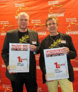 Die Touratech-Vorstände Jochen Schanz und Herbert Schwarz (von links) nahmen die Best Brand Awards bei der Preisverleihung im Stuttgarter Renitenztheater entgegen.  Foto: Touratech Foto: Schwarzwälder-Bote