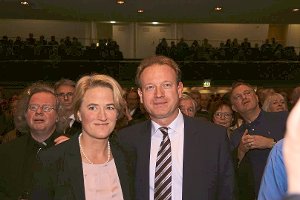 Jan Zeitler und seine Frau Annette Stoll-Zeitler freuen sich über den Sieg bei  der OB-Wahl in Überlingen. Foto: Lück Foto: Schwarzwälder-Bote