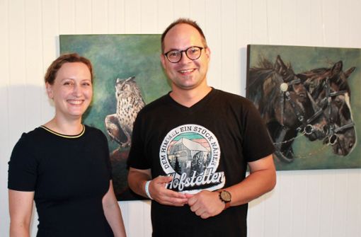Martina Mehl und Bürgermeister Martin Aßmuth freuen sich über eine gelungene Vernissage. Foto: Störr