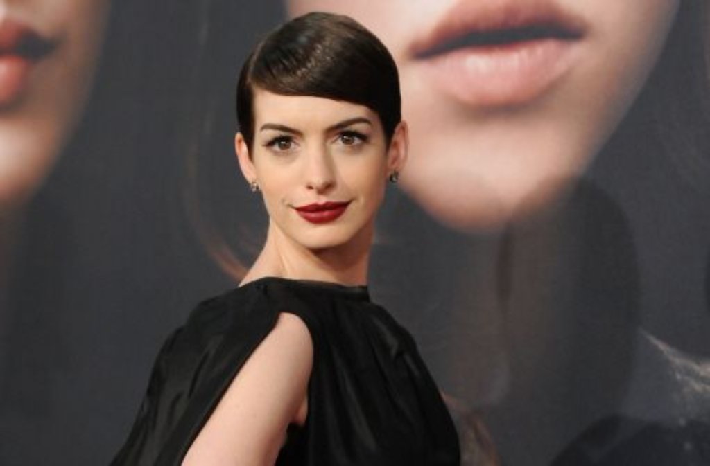 Große Rehaugen, makelloser Teint, burschikoser Kurzhaarschnitt: Anne Hathaway war der Hingucker auf der Premiere ihres neuen Films Les Miserables in New York.