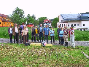 Der  Umgang mit  der Sense ist   im Mittelpunkt beim   Kurs   des Vereins Mellifera in der Fischermühle gestanden.   Foto: May Foto: Schwarzwälder-Bote