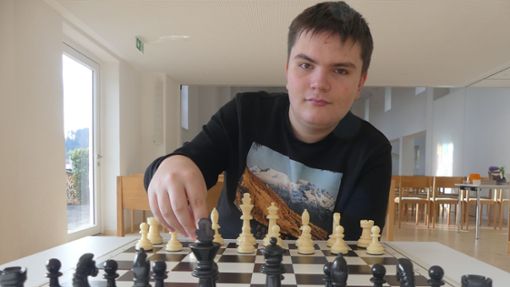 Dejan Oelke am Schachbrett: Der 14-jährige Schüler bietet ab dem kommenden Montag in der Seelbacher Katharinenkirche einen Schachkurs für Jung und Alt an. Foto: Köhler