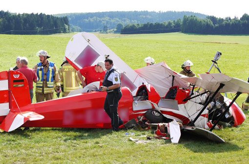 Totalschaden: Aus der Bücker 131 Jungmann befreiten Feuerwehr und Rettungskräfte den Piloten, der mit schweren Prellungen davon kam. Foto: Eyrich