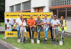 Mit dem offiziellen Spatenstich begannen die Bauarbeiten für den Ausbau der Unteren Au in Ebhausen Foto: Michel Foto: Schwarzwälder-Bote