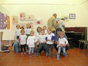 Die Künstler der Bärengruppe des Höfener Kindergartens  mit Tanja Schmauderer (Mitte). Foto: Ziegelbauer Foto: Schwarzwälder-Bote